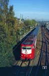 103 168, in der damals nicht unumstrittenen neuen Farbgebung für die Baureihe 103, fährt mit dem Kurz-IC 648 "Wupper-Kurier" (Dortmund - Wuppertal - Köln) aus dem Bahnhof Solingen-Ohligs. (24.10.1989) <i>Foto: Joachim Bügel</i>
