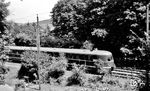 Auch wenn das Foto etwas verunglückt ist, zeigt es doch ein seltenes Bild des SVT 06 502 als Ft 8 "Rheinblitz" auf Schweizer Boden in Basel-Gellert. Ein Jahr nach dieser Aufnahme wurde der VT an die Reichsbahn der DDR verkauft. (14.08.1956) <i>Foto: Karl Wyrsch, Slg. D. Ammann</i>