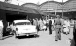 Verladung eines Straßenkreuzers vom Typ Ford Fairlane in den Autotransport-Wagen des Autoreisezuges "Komet" im Bahnhof Basel SBB. (14.08.1956) <i>Foto: Karl Wyrsch, Slg. D. Ammann</i>