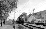 15 Minuten hinter dem D 269 (vgl. Bild-Nr. 99769) folgte E 10 141 vom Bw Frankfurt/M-1 mit dem D 263 "Jugoslavia-Express" (Athen - Belgrad - München - Den Haag) in Bad Breisig. (10.1960) <i>Foto: Hermann Gerdes</i>