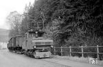 E-Lok 10 der Iserlohner Kreisbahn mit einem Rollwagen-Güterzug am Westigerbach in Westig-Ihmert. (12.1960) <i>Foto: Hermann Gerdes</i>