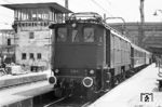 E 16 15 wartet vor dem D 90 "Kärnten-Express" (Hamburg-Altona - Klagenfurt) auf die Abfahrt in München Hbf. (06.1960) <i>Foto: Wolfgang Jahn</i>