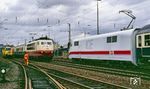 1990 dominierte noch die Baureihe 103 den schnellen Fernverkehr bei der DB. 103 117 trifft mit IC 740 "Lenne-Kurier" nach Köln in Solingen-Ohligs auf ihren potentiellen Nachfolger in Form des 401 001.  (05.02.1990) <i>Foto: Joachim Bügel</i>