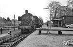 38 3189 vom Bw Hannover Hgbf mit einem Personenzug im Bahnhof Cordingen auf der Bahnstrecke Visselhövede – Walsrode. Auf dem Abschnitt Rotenburg–Visselhövede war der Personenverkehr schon am 1. Juni 1958 eingestellt worden, am 29. September 1968 folgte der Abschnitt zwischen Bremervörde und Rotenburg (Wümme). Im Vordergrund ist eine sog. "Leig-Rampe" zu sehen. Solche wurden deutschlandweit gebaut, damit die schnellen Stückgut-Schnellverkehrszüge direkt an einem Durchgangsgleis beladen werden konnten, ohne rangieren zu müssen. Dabei wurden teils abenteuerliche Konstruktionen errichtet, wie z.B. in Ochtrup (vgl. Bild-Nr. 15179), wo die Rampe bei Nichtgebrauch über den Prellbock hinweg zurückgeschoben wurde. Oft gab es auch unter dem Güterboden herausziehbare Rampen, die über das Schuppengleis hinweg ans Hauptgleis reichten. (05.1964) <i>Foto: Detlev Luckmann</i>